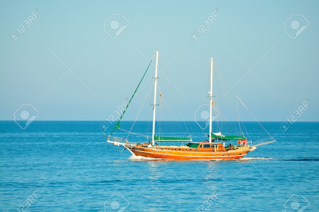 21042059-barco-de-navegaci-n-privada-en-el-agua-azul-del-mar-mediterr-neo-foto-de-archivo