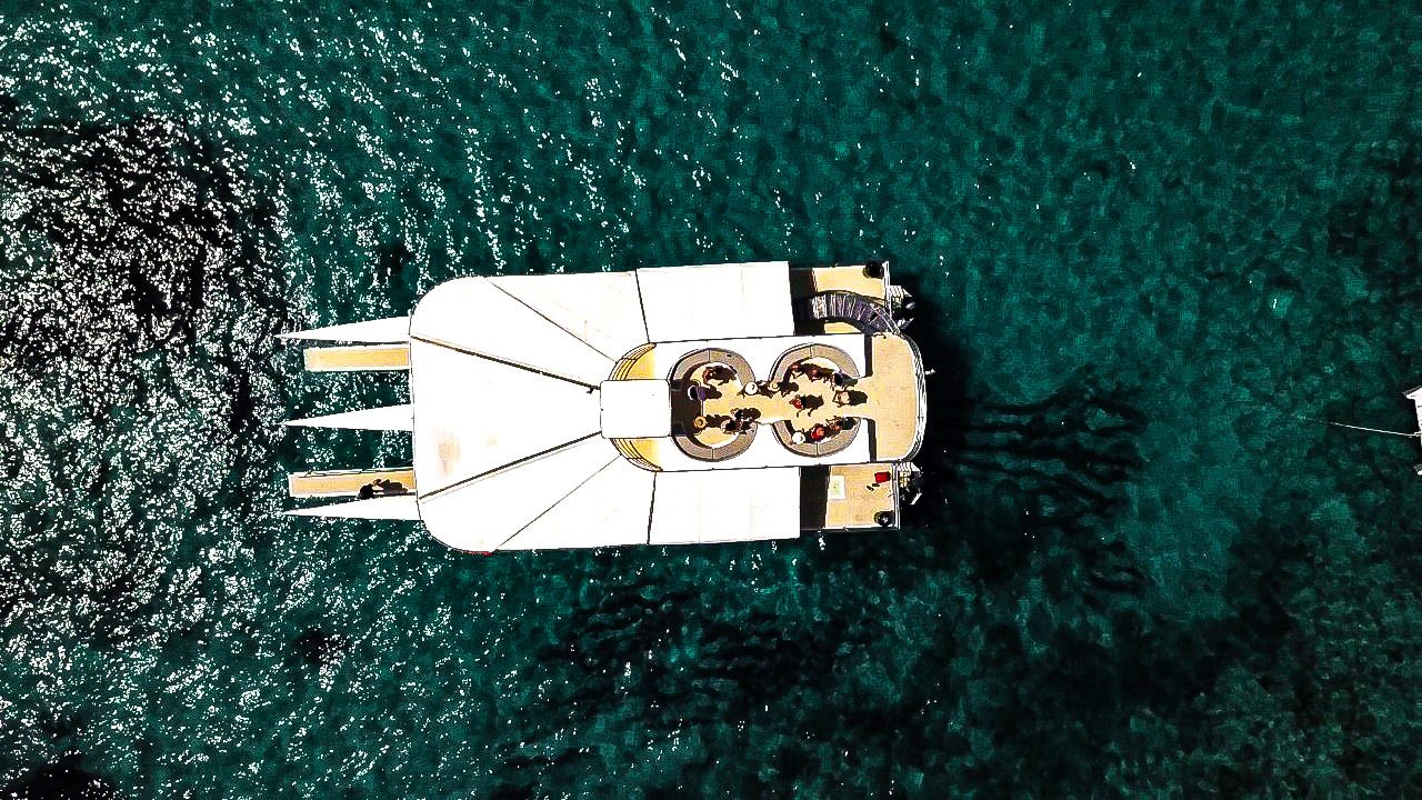 Vista aérea de catamarán de fiesta en Punta Cana
