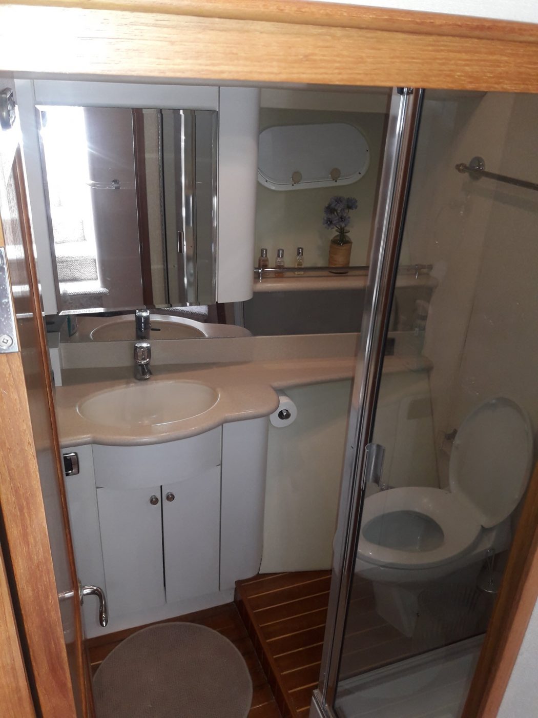 yacht-for-rent-casa-de-campo-summer-wind-vip-stateroom-bathroom-june-2018
