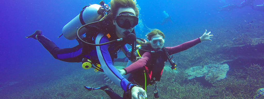 underwater-scuba-diving-selfie-shot-with-selfie-stick (1)