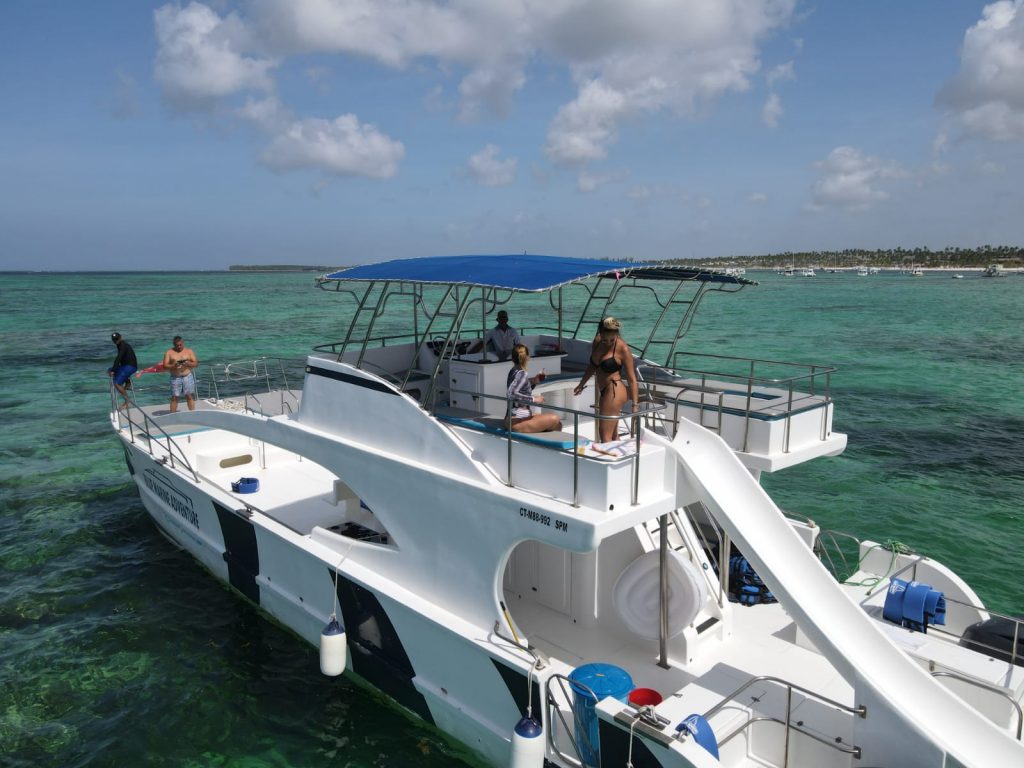 Catamarán de dos niveles en la costa de Punta Cana