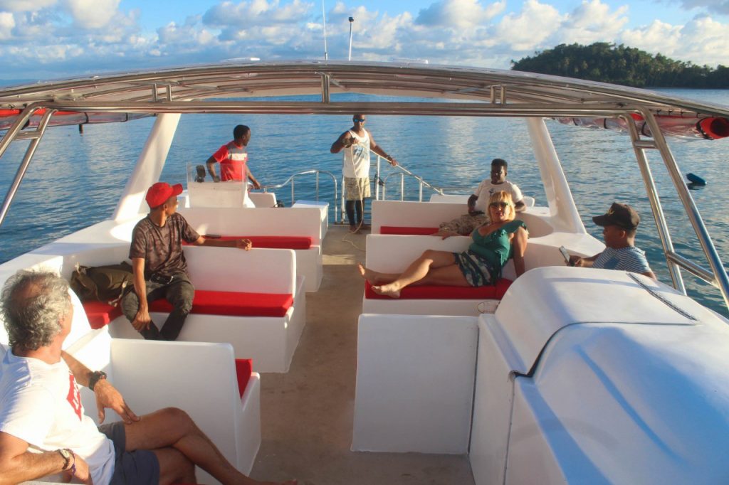 Excursiones Privadas en Catamaran por Samana: Cayo Levantado o Parque Haitises