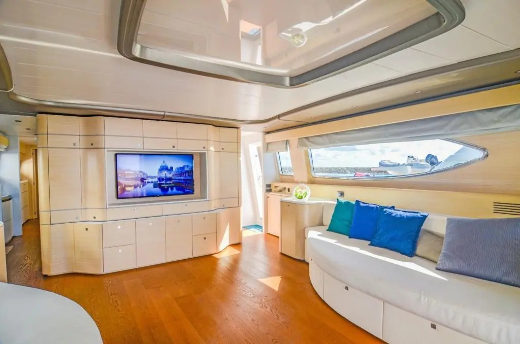 Private Luxury Yacht in Casa de Campo to Palmilla Saona or Catalina salon