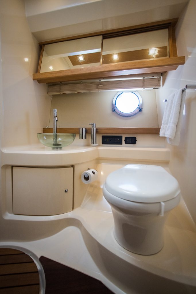 43' Yacht Azimut Charters to Cozumel & Tulum toilet 2