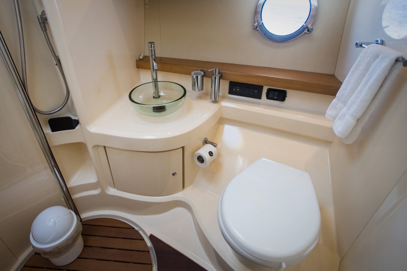 43' Yacht Azimut Charters to Cozumel & Tulum toilet