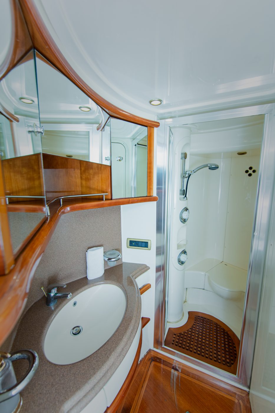 Private Azimut Yacht Charters in Cancun To Isla Mujeres shower