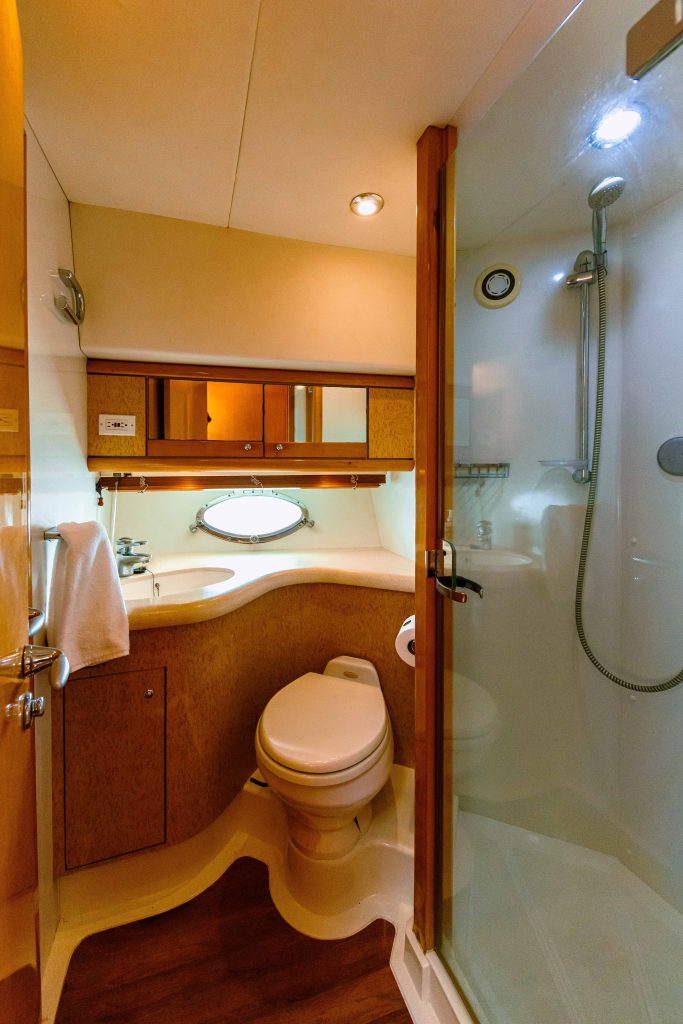 Sunseeker Luxury Yacht Charters to Cozumel, Isla Mujeres and Cancun bathroom