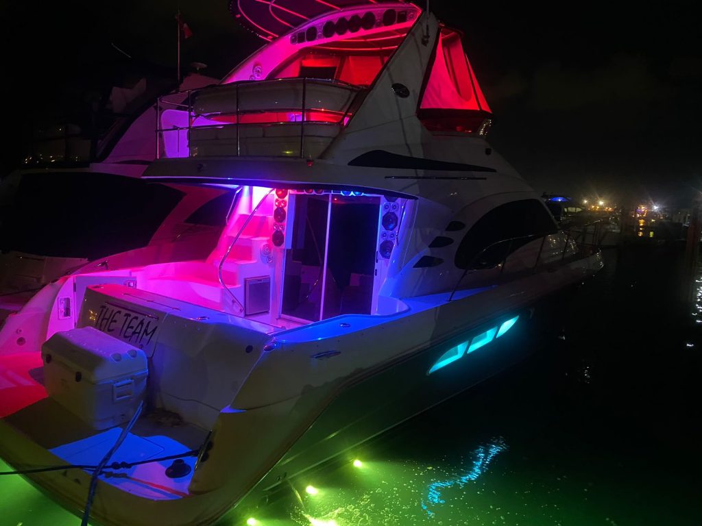 Yate Lujo Alquiler Privado desde Boca Chica en Santo Domingo luces noche