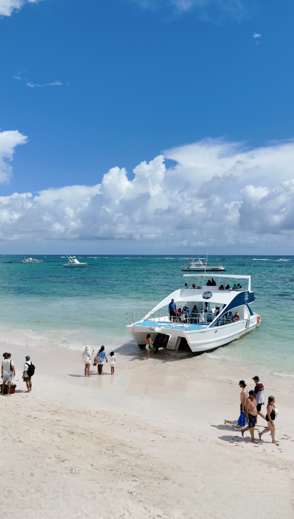 Catamaran con tobogan Alquiler Privado Punta Cana Playa