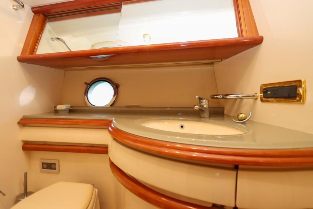 3878243035_Azimut_luxury_yacht_rental_Casa_de_Campo_La_Romana_to_Saona_-_2nd_toilet.jpg