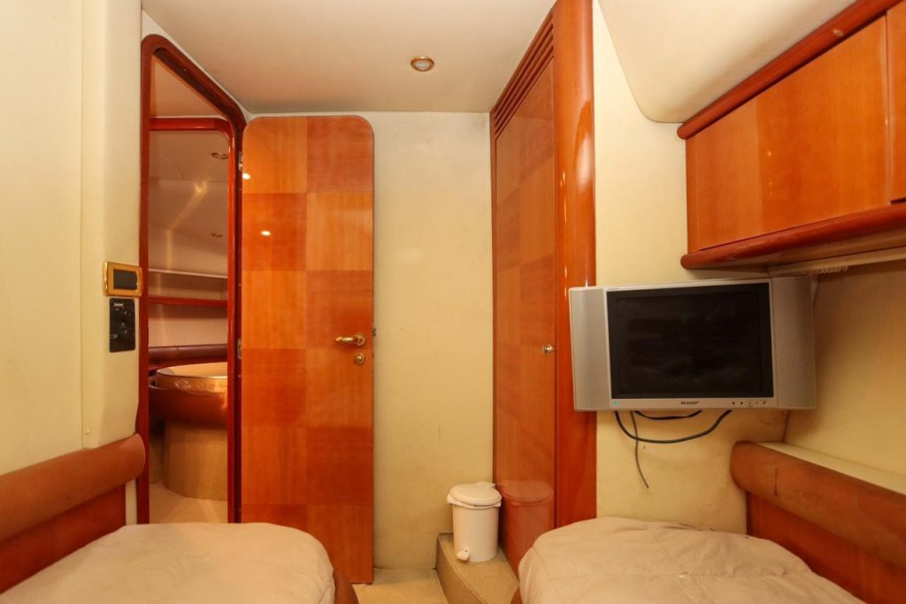 3878243035_Azimut_luxury_yacht_rental_Casa_de_Campo_La_Romana_to_Saona_-_extra_room.jpg