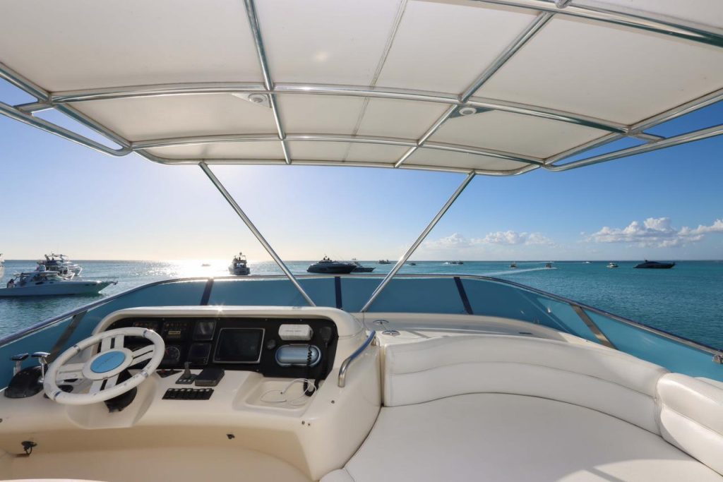 3878243035_Azimut_luxury_yacht_rental_Casa_de_Campo_La_Romana_to_Saona_-_up_view.jpg