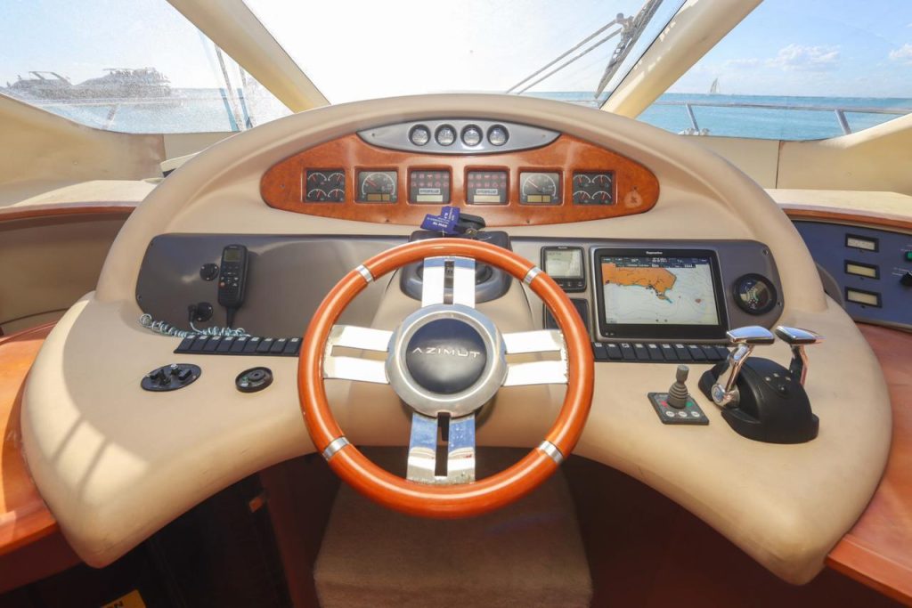 3878243035_Azimut_luxury_yacht_rental_Casa_de_Campo_to_Catalina_-_weel.jpg