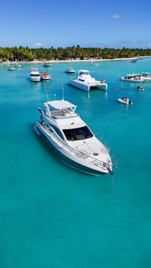 3878243035_Azimut_luxury_yacht_rental_Casa_de_Campo_to_Palmilla_-_party_natural_pool.jpg